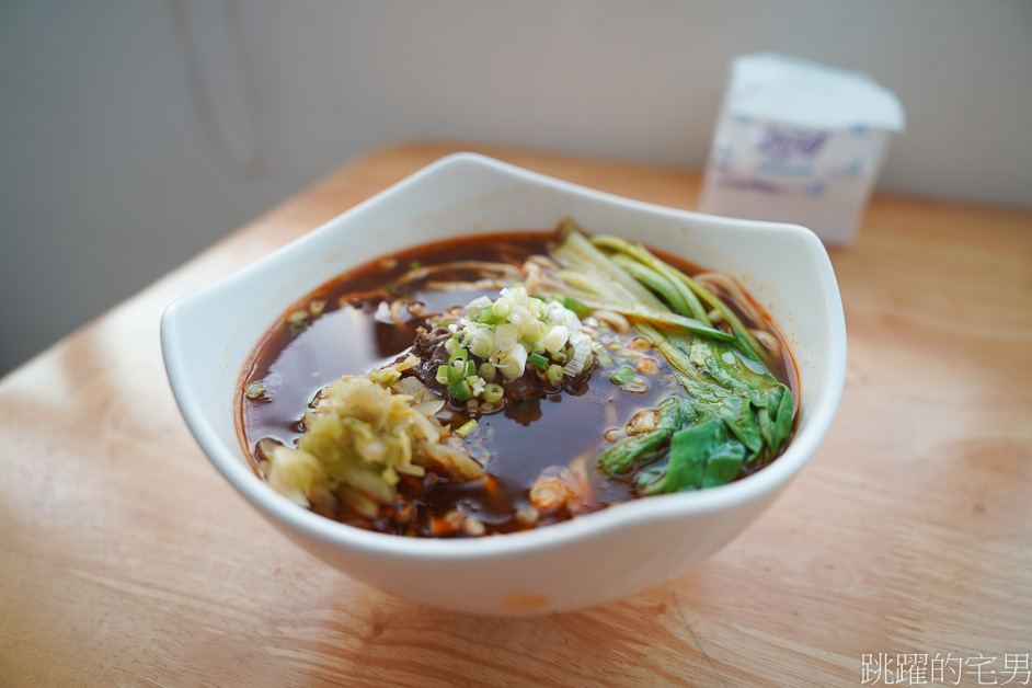 [花蓮美食]六盎司牛排麵有夠狂!「孔記牛排牛肉麵」湯頭好喝得沒話說! 肉燥麵1碗80元值得吃嗎?? 花蓮牛肉麵推薦，美侖美食