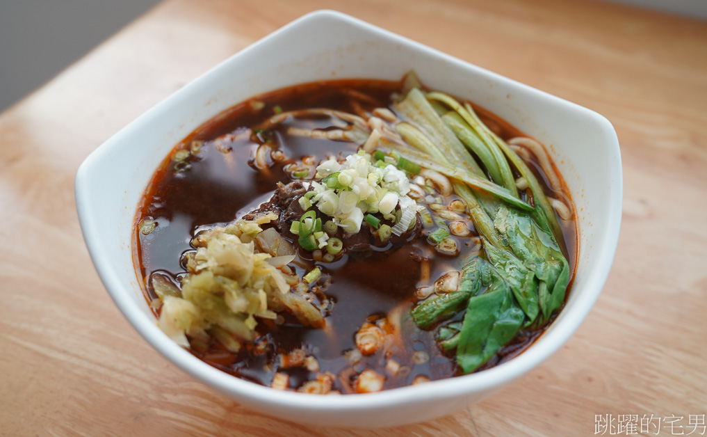 [花蓮美食]六盎司牛排麵有夠狂!「孔記牛排牛肉麵」湯頭好喝得沒話說! 肉燥麵1碗80元值得吃嗎?? 花蓮牛肉麵推薦，美侖美食