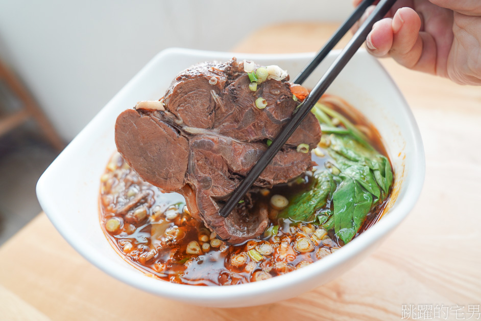 [花蓮美食]六盎司牛排麵有夠狂!「孔記牛排牛肉麵」湯頭好喝得沒話說! 肉燥麵1碗80元值得吃嗎?? 花蓮牛肉麵推薦，美侖美食