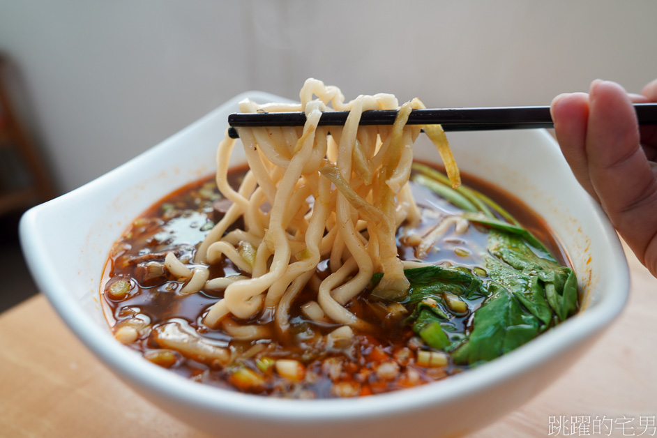 [花蓮美食]六盎司牛排麵有夠狂!「孔記牛排牛肉麵」湯頭好喝得沒話說! 肉燥麵1碗80元值得吃嗎?? 花蓮牛肉麵推薦，美侖美食