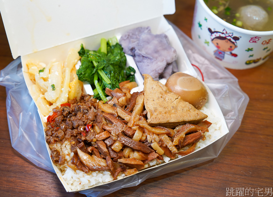 [花蓮美食]孔記魯肉飯-最狂花蓮滷肉飯-手切滷肉吃很爽! 滷肉飯便當5種配菜很滿意，花蓮小吃