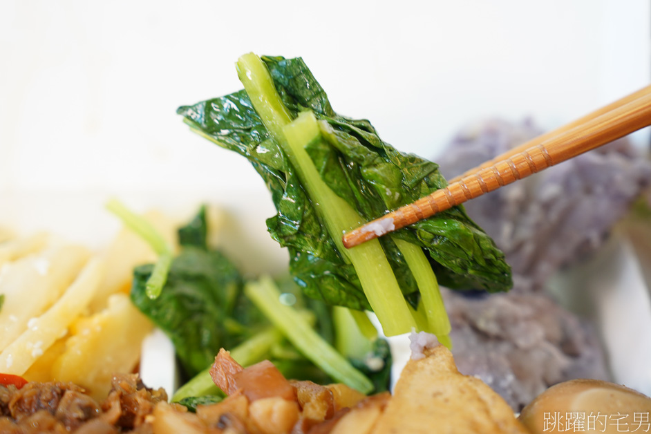 [花蓮美食]孔記魯肉飯-最狂花蓮滷肉飯-手切滷肉吃很爽! 滷肉飯便當5種配菜很滿意，花蓮小吃