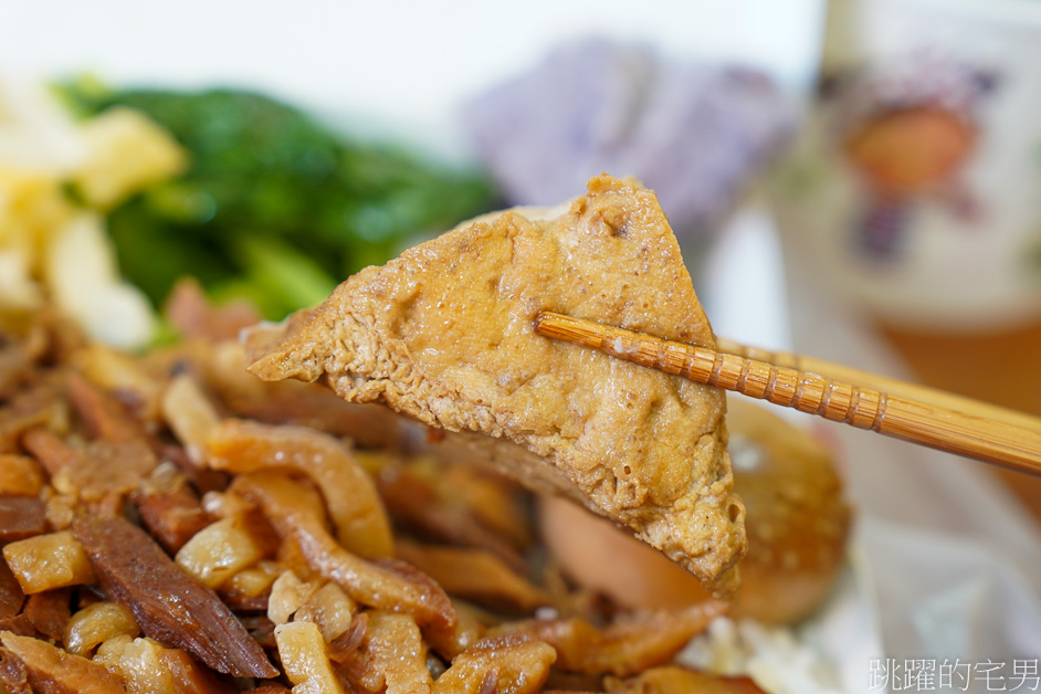 [花蓮美食]孔記魯肉飯-最狂花蓮滷肉飯-手切滷肉吃很爽! 滷肉飯便當5種配菜很滿意，花蓮小吃