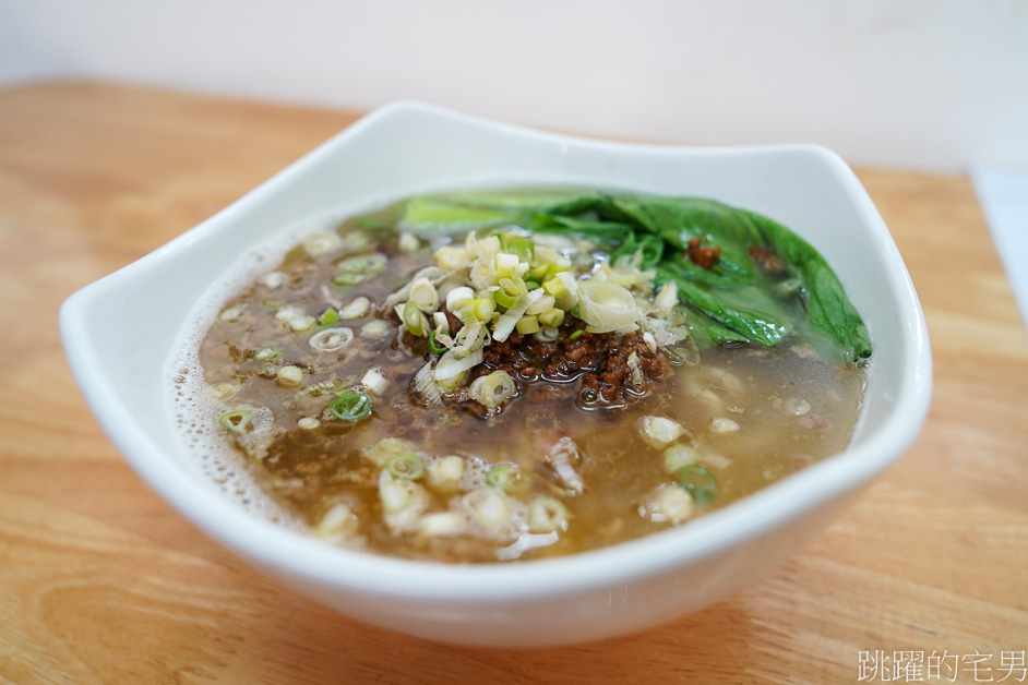 [花蓮美食]六盎司牛排麵有夠狂!「孔記牛排牛肉麵」湯頭好喝得沒話說! 肉燥麵1碗80元值得吃嗎?? 花蓮牛肉麵推薦，美侖美食