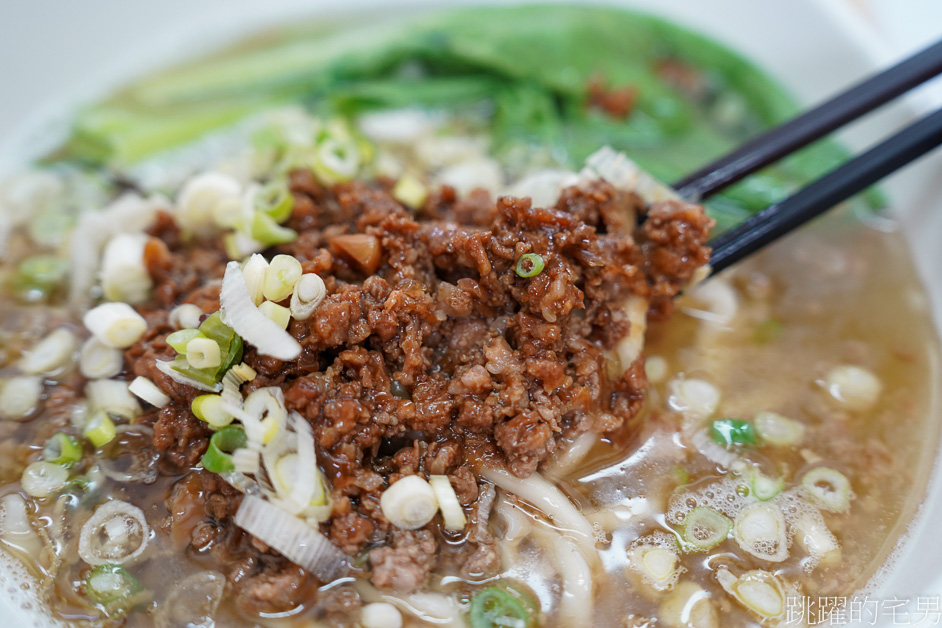 [花蓮美食]六盎司牛排麵有夠狂!「孔記牛排牛肉麵」湯頭好喝得沒話說! 肉燥麵1碗80元值得吃嗎?? 花蓮牛肉麵推薦，美侖美食