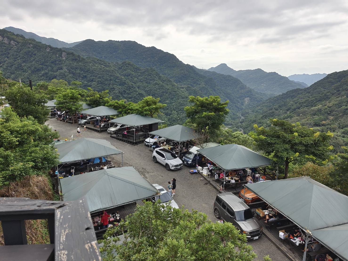 [新北三峽景觀餐廳]花岩山林景觀餐廳-有瀑布步道的民宿餐廳，三峽櫻花季來可看櫻花，烤肉場地大到嚇死人!