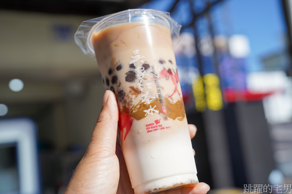 吳家紅茶冰重慶店-全花蓮市最早開的飲料店，這家清晨6點就可以買，早出人必須要知道， 吳家紅茶冰菜單