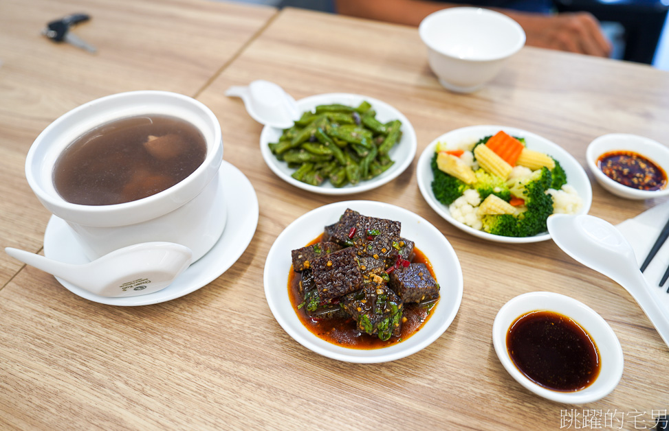 [花蓮美食]如意小館-花蓮炒飯乾爽又好吃，紅油炒手很可以、花生豬腳湯、剝皮辣椒雞湯、還有燒賣鳳爪耶，如意小館菜單