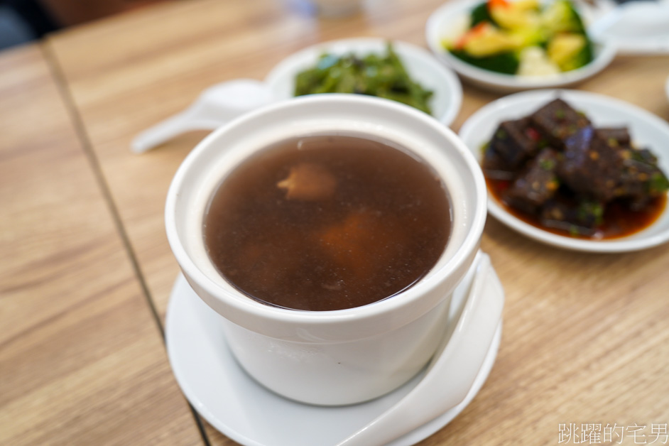 [花蓮美食]如意小館-花蓮炒飯乾爽又好吃，紅油炒手很可以、花生豬腳湯、剝皮辣椒雞湯、還有燒賣鳳爪耶，如意小館菜單