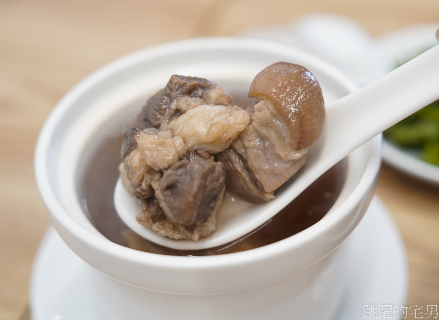 [花蓮美食]如意小館-花蓮炒飯乾爽又好吃，紅油炒手很可以、花生豬腳湯、剝皮辣椒雞湯、還有燒賣鳳爪耶，如意小館菜單