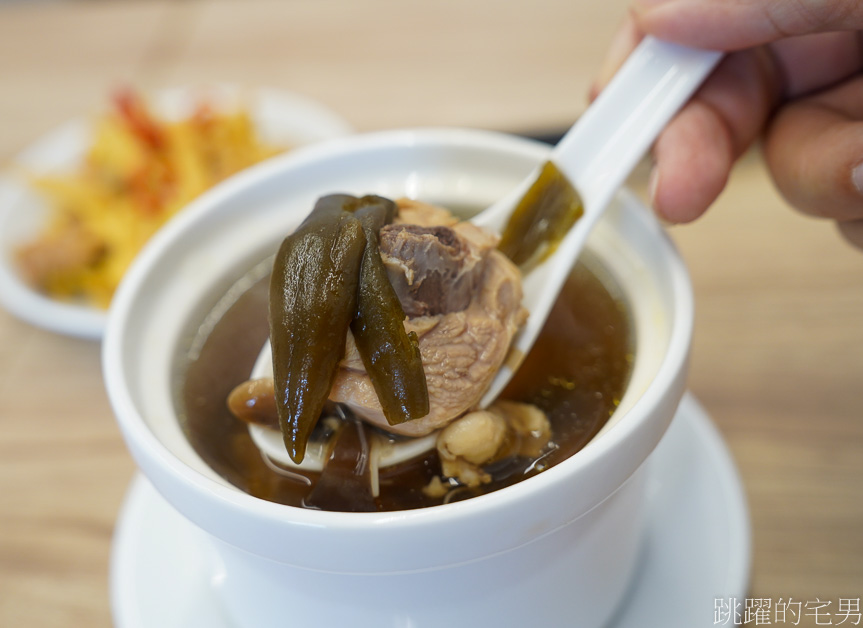 [花蓮美食]如意小館-花蓮炒飯乾爽又好吃，紅油炒手很可以、花生豬腳湯、剝皮辣椒雞湯、還有燒賣鳳爪耶，如意小館菜單