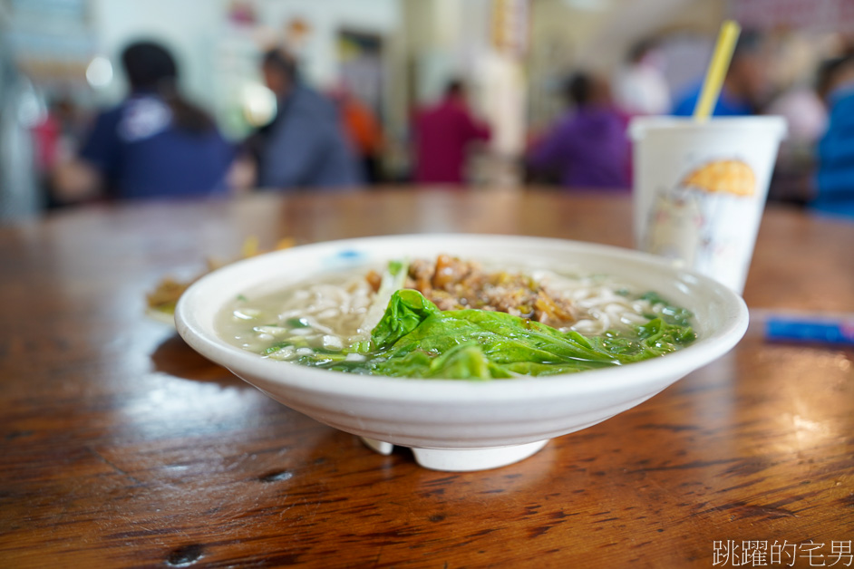 [花蓮吉安美食]南華麵店-炒雞腸讓我連吃三次愛到不行，小菜做得好，生意沒煩惱，台九線排隊小吃，必吃榨菜肉絲麵，南華麵店菜單，吉安早餐