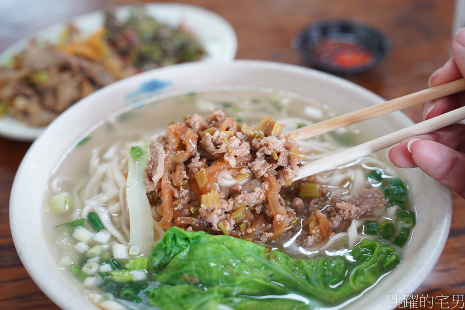 [花蓮吉安美食]南華麵店-炒雞腸讓我連吃三次愛到不行，小菜做得好，生意沒煩惱，台九線排隊小吃，必吃榨菜肉絲麵，南華麵店菜單，吉安早餐