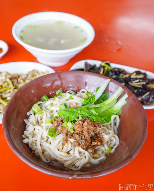 [花蓮吉安美食]南華麵店-炒雞腸讓我連吃三次愛到不行，小菜做得好，生意沒煩惱，台九線排隊小吃，必吃榨菜肉絲麵，南華麵店菜單，吉安早餐