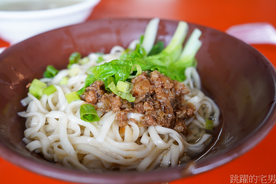 [花蓮吉安美食]南華麵店-炒雞腸讓我連吃三次愛到不行，小菜做得好，生意沒煩惱，台九線排隊小吃，必吃榨菜肉絲麵，南華麵店菜單，吉安早餐