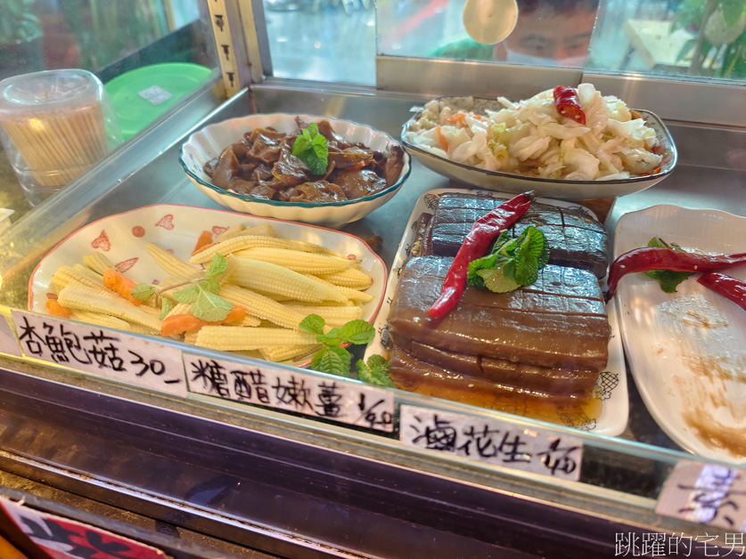 [花蓮素食]無名素食滷味-花蓮冷滷味也有蔬食的可以吃，甜不辣、酸菜豆皮捲必點，中午就有開，花蓮蔬食