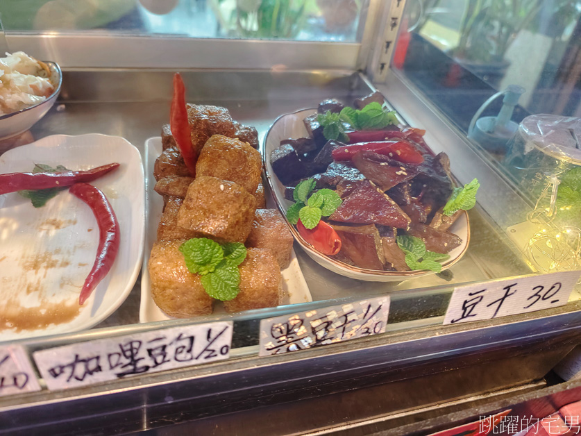 [花蓮素食]無名素食滷味-花蓮冷滷味也有蔬食的可以吃，甜不辣、酸菜豆皮捲必點，中午就有開，花蓮蔬食