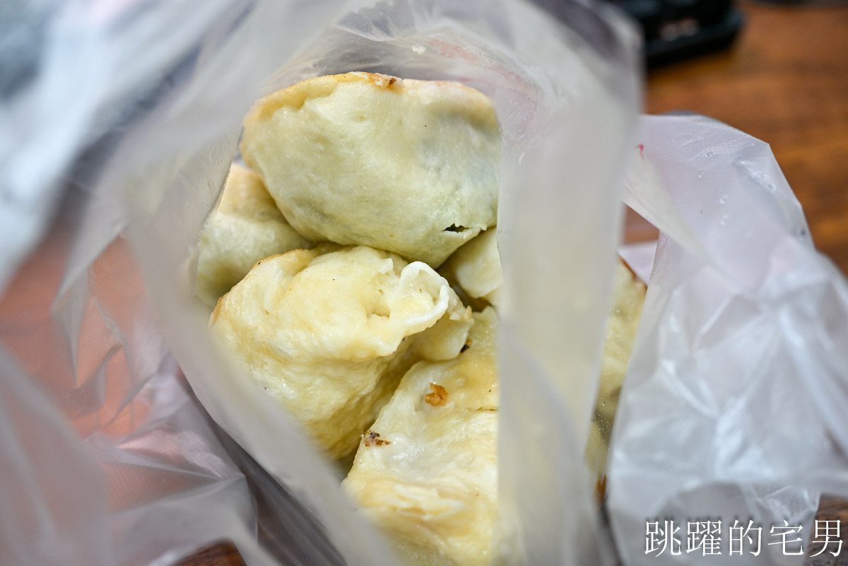 [花蓮美食]廟口水煎包-40年花蓮水煎包推薦，高麗菜肉餡超紮實，都是在地人排隊生意超好，早上下午都有賣，愛吃水煎包必買!