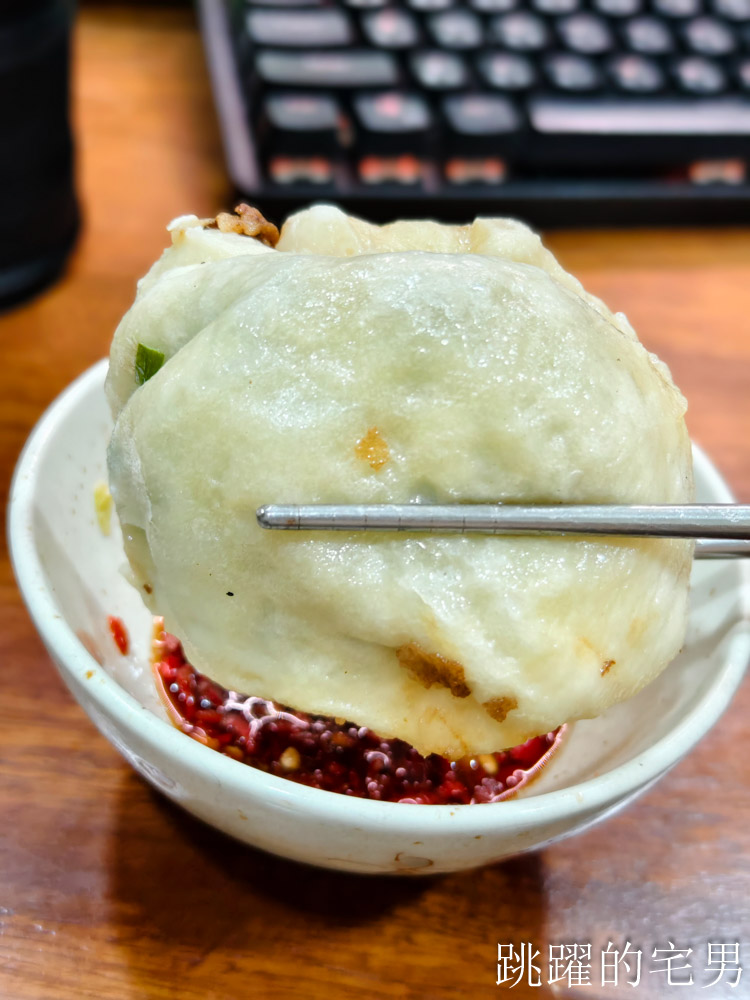 [花蓮美食]廟口水煎包-40年花蓮水煎包推薦，高麗菜肉餡超紮實，都是在地人排隊生意超好，早上下午都有賣，愛吃水煎包必買!