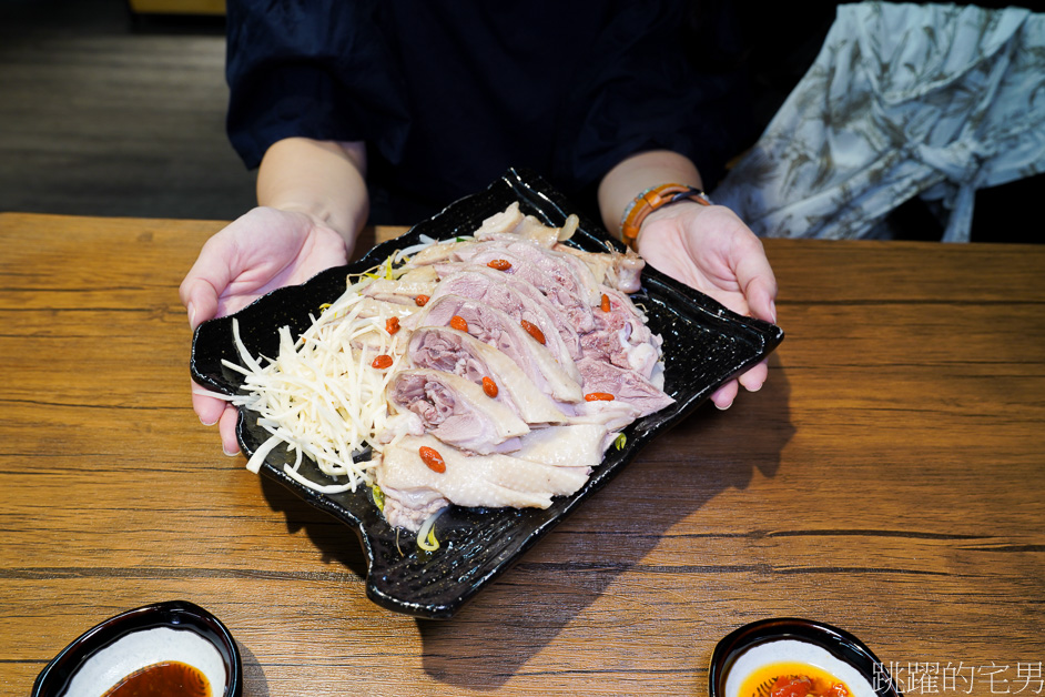 [新莊美食]華暘香鵝肉飯專賣店-必點無骨鵝肉飯，鵝油淋上壽司米飯口感超級好!，免費無限加湯，每月1號還免費送給大家吃! 新莊下午有營業餐廳