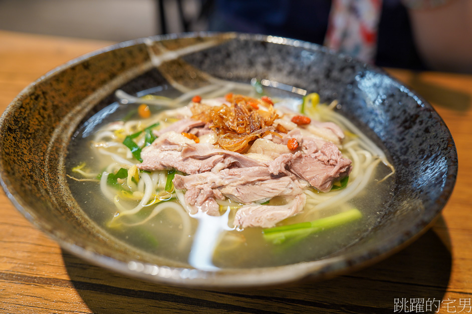 [新莊美食]華暘香鵝肉飯專賣店-必點無骨鵝肉飯，鵝油淋上壽司米飯口感超級好!，免費無限加湯，每月1號還免費送給大家吃! 新莊下午有營業餐廳