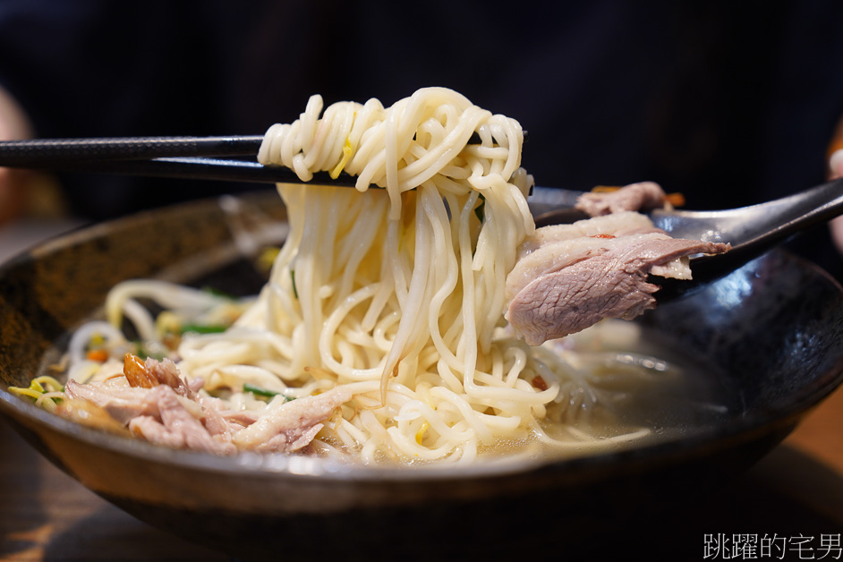 [新莊美食]華暘香鵝肉飯專賣店-必點無骨鵝肉飯，鵝油淋上壽司米飯口感超級好!，免費無限加湯，每月1號還免費送給大家吃! 新莊下午有營業餐廳