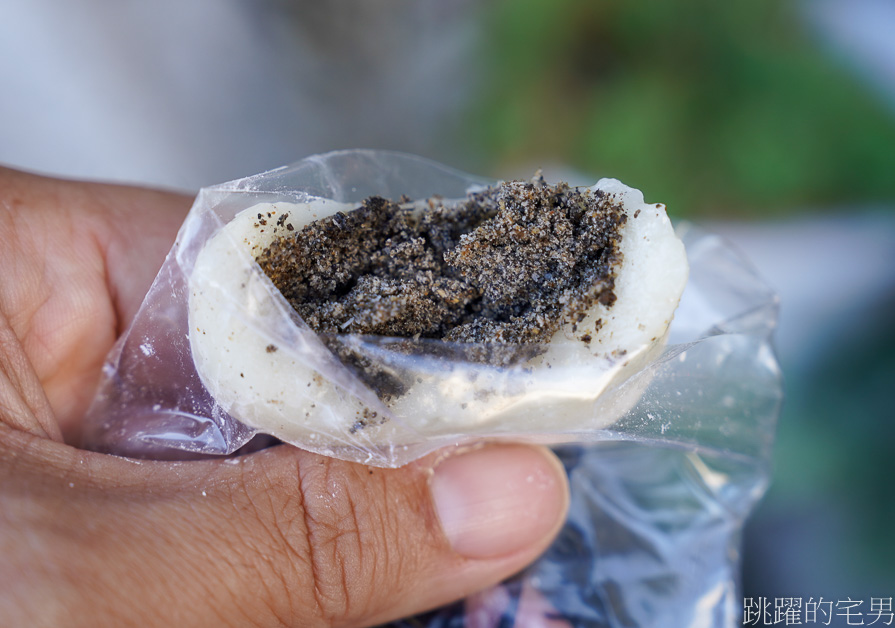 [花蓮名產]80年花蓮麻糬「曾傳麻糬」1顆只要10元，不甜的調味，喜歡的可以衝了!