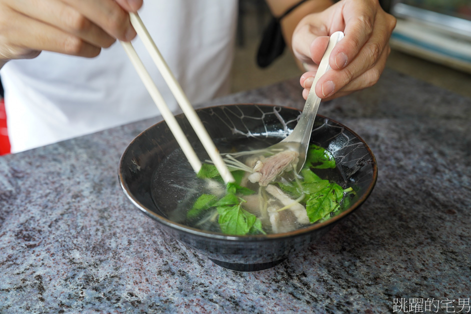 [花蓮麵店]本家小吃-住宅區20年都沒掛招牌鐵皮屋，用餐時間滿滿都是在地人，滷豆腐好吃的令人難忘，花蓮美食