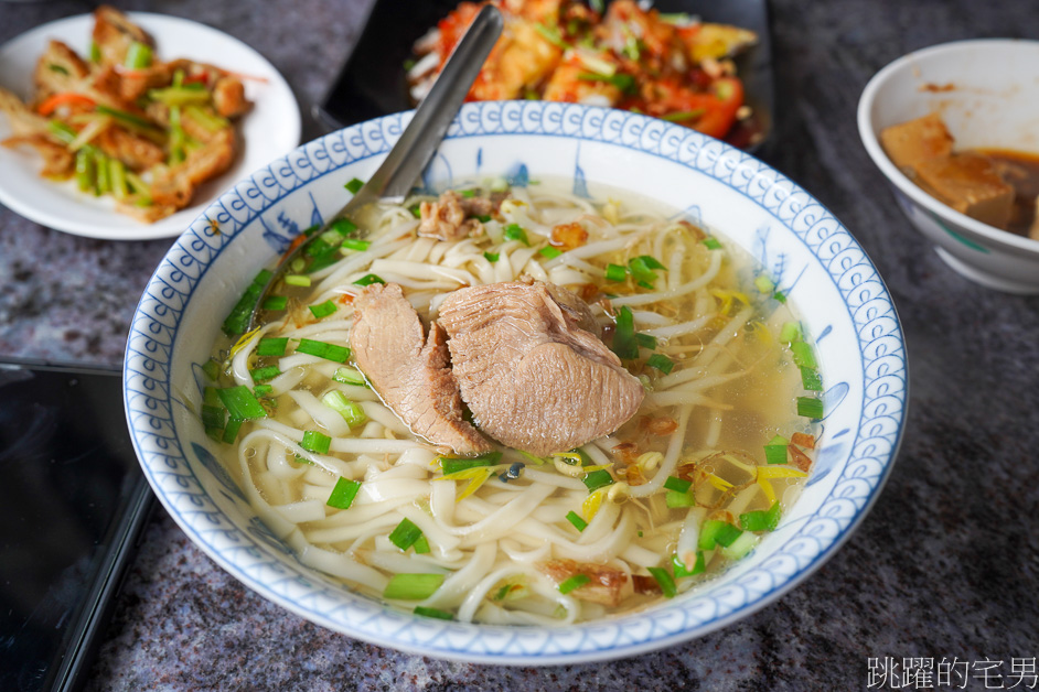 [花蓮麵店]本家小吃-住宅區20年都沒掛招牌鐵皮屋，用餐時間滿滿都是在地人，滷豆腐好吃的令人難忘，花蓮美食