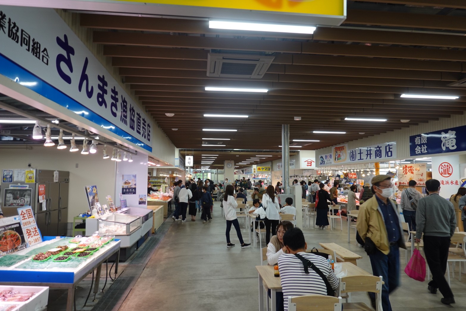 [鳥取美食] 鳥取螃蟹「捕獲量全國第一」海鮮市場爽吃螃蟹居然不用千元台幣! 握壽司、蝦子、螃蟹通通上! 境港⽔產直賣中⼼（境港⽔産物直売センター）