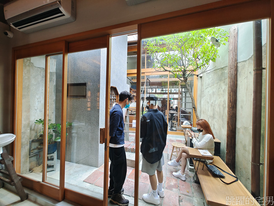 [台南老宅咖啡廳]Swallow Tainan嚥台南「是咖啡廳也是酒吧」早上九點營業，要咖啡還是來杯調酒呢? 嚥台南菜單，台南北區咖啡廳