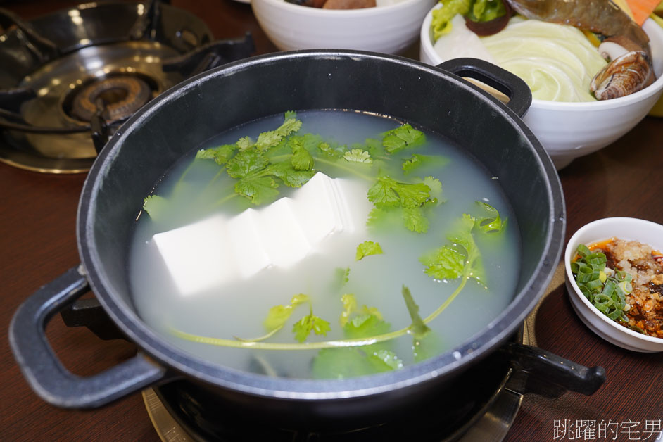 [花蓮美食]吉煲雞煲火鍋-香辣乾鍋很好吃，還能一鍋二吃超爽的，還有香菜皮蛋火鍋、沙爹鍋；花蓮火鍋推薦