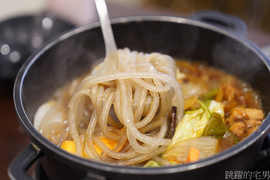 [花蓮美食]吉煲雞煲火鍋-香辣乾鍋很好吃，還能一鍋二吃超爽的，還有香菜皮蛋火鍋、沙爹鍋；花蓮火鍋推薦