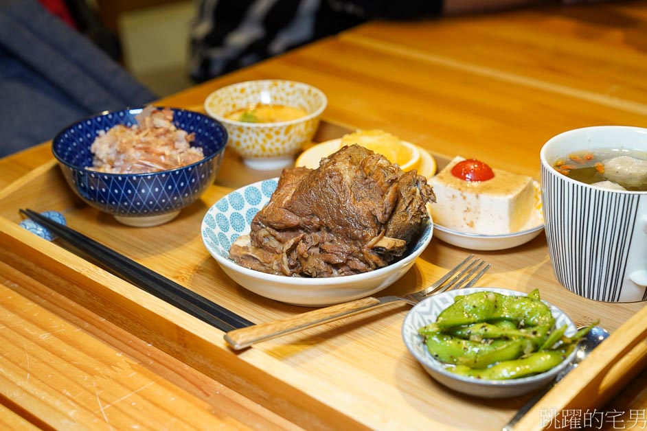 [七星潭美食]安口食堂-大豬排看了有夠爽，鬼頭刀魚鮮嫩可口，不能訂位大家早點去! 花蓮寵物餐廳