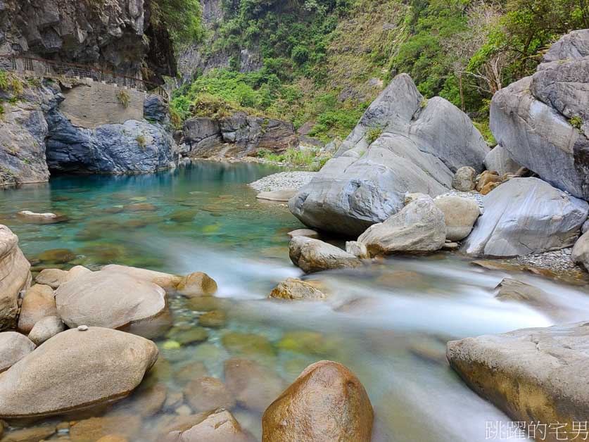 太魯閣景點「砂卡噹步道」沁藍溪水靜謐而神祕，步道平緩景色優美，太魯閣親子步道，太魯閣必走步道，太魯閣步道推薦