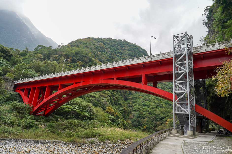 太魯閣景點「砂卡噹步道」沁藍溪水靜謐而神祕，步道平緩景色優美，太魯閣親子步道，太魯閣必走步道，太魯閣步道推薦