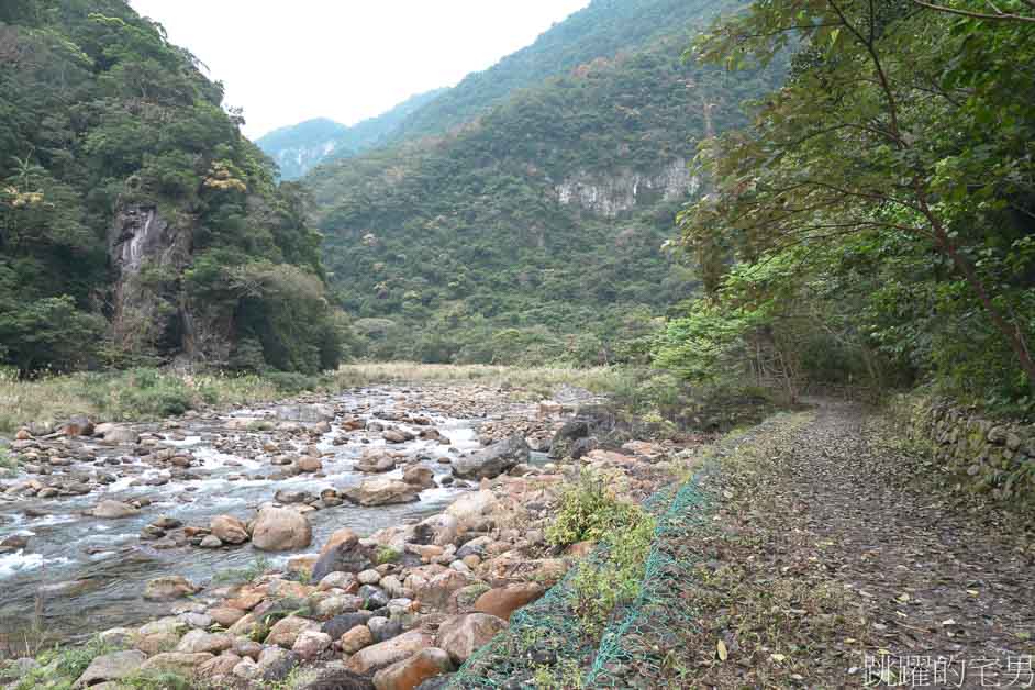 太魯閣景點「砂卡噹步道」沁藍溪水靜謐而神祕，步道平緩景色優美，太魯閣親子步道，太魯閣必走步道，太魯閣步道推薦