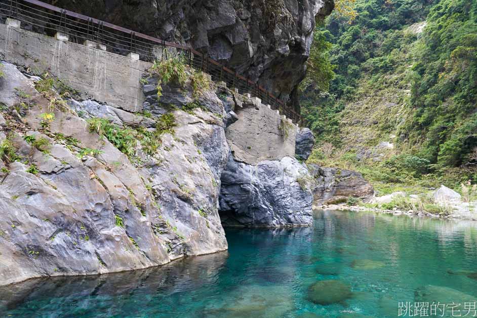 太魯閣景點「砂卡噹步道」沁藍溪水靜謐而神祕，步道平緩景色優美，太魯閣親子步道，太魯閣必走步道，太魯閣步道推薦 @跳躍的宅男