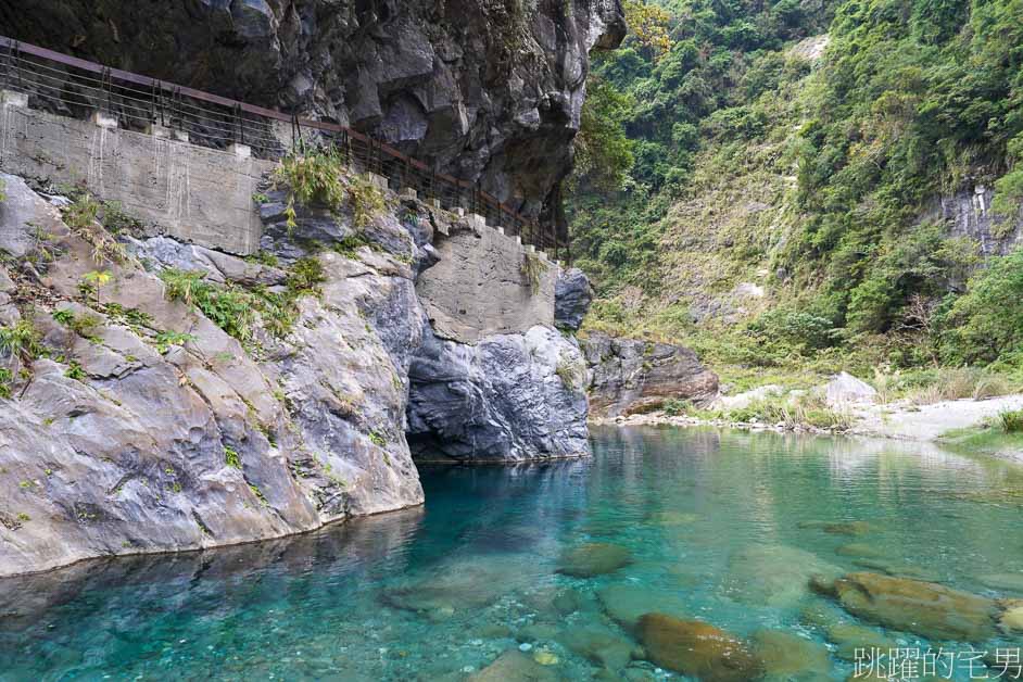 太魯閣景點「砂卡噹步道」沁藍溪水靜謐而神祕，步道平緩景色優美，太魯閣親子步道，太魯閣必走步道，太魯閣步道推薦