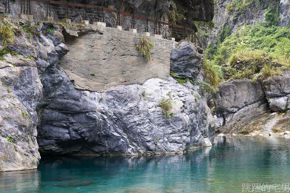 太魯閣景點「砂卡噹步道」沁藍溪水靜謐而神祕，步道平緩景色優美，太魯閣親子步道，太魯閣必走步道，太魯閣步道推薦