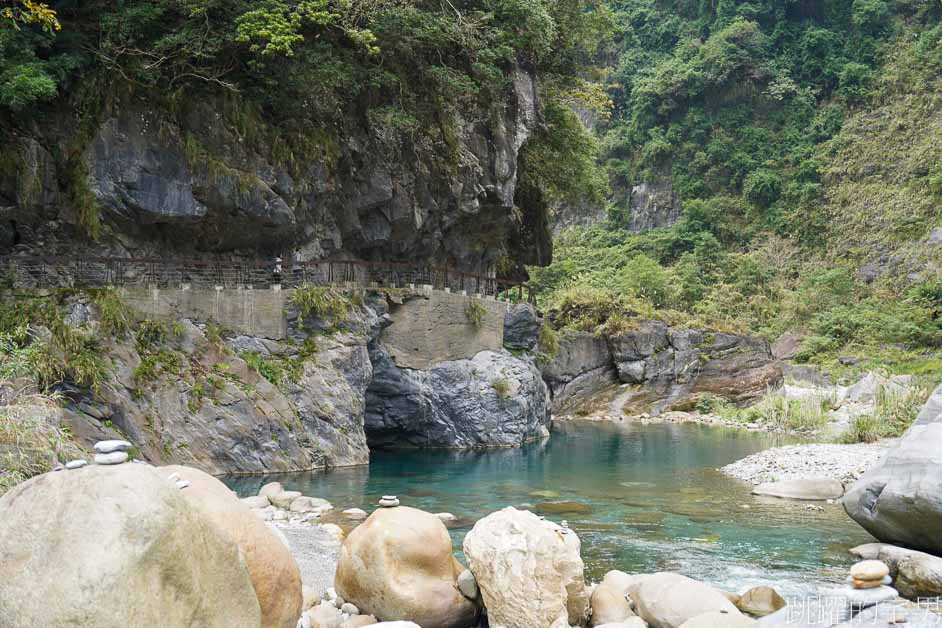 太魯閣景點「砂卡噹步道」沁藍溪水靜謐而神祕，步道平緩景色優美，太魯閣親子步道，太魯閣必走步道，太魯閣步道推薦