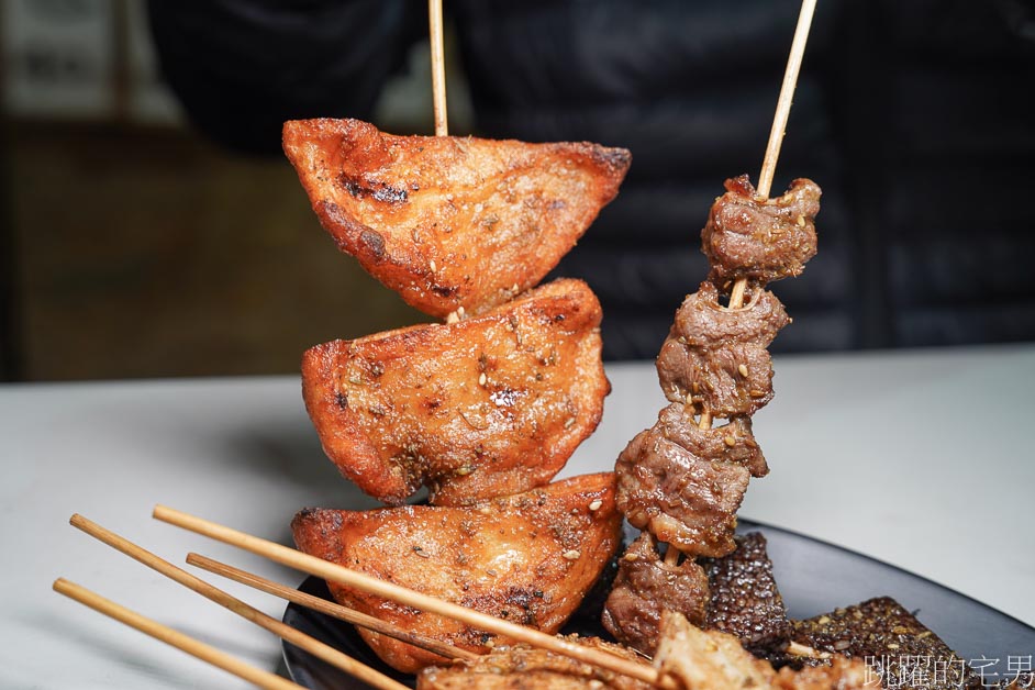 [吉安美食]東北燒烤花蓮店-意外好吃的花蓮烤肉，孜然香得剛剛好，烤茄子、琵琶骨必點! 吉安黃昏市場美食，花蓮宵夜