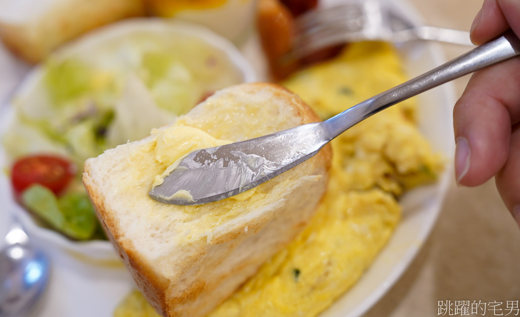 [中正區美食]樂雅樂餐廳站前店-台北火車站附近美食推薦，空間大咖啡無限續杯，樂雅樂早餐價格實惠，台北不限時餐廳