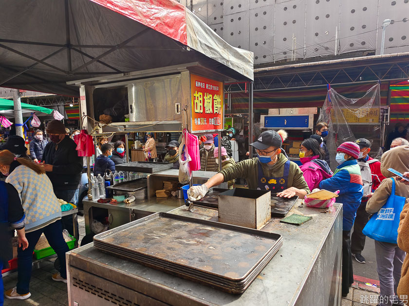 [龍山寺美食]艋舺夜市吳家胡椒餅「便宜好吃胡椒餅」1個只要30元，買4個更便宜，而且內餡飽滿又夠味，難怪生意超級好!，台北胡椒餅推薦