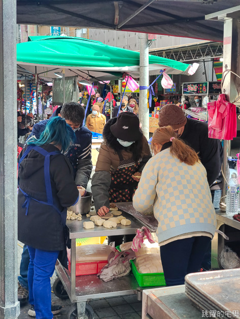 [龍山寺美食]艋舺夜市吳家胡椒餅「便宜好吃胡椒餅」1個只要30元，買4個更便宜，而且內餡飽滿又夠味，難怪生意超級好!，台北胡椒餅推薦