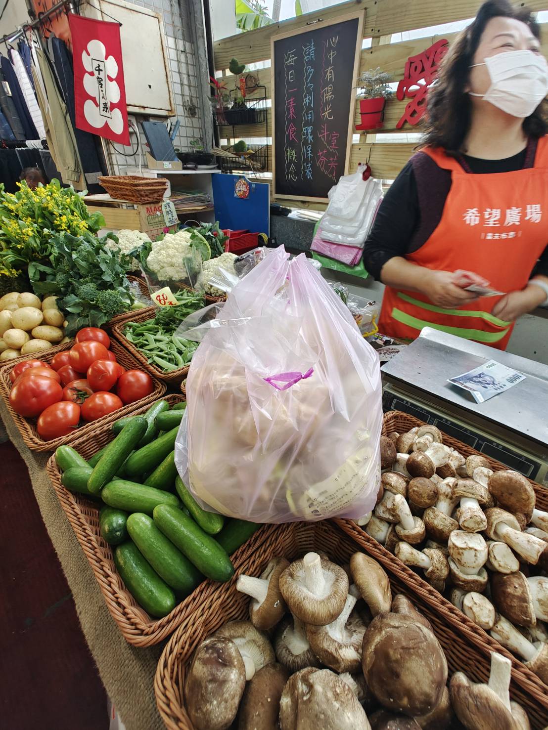 花蓮菜市場「重慶市場」豬肉攤推薦「五路發豬肉店」低溫冷藏價格透明，還有提供花蓮酒糟豬。賀田菇菇的鋪子，花蓮買香菇找這家