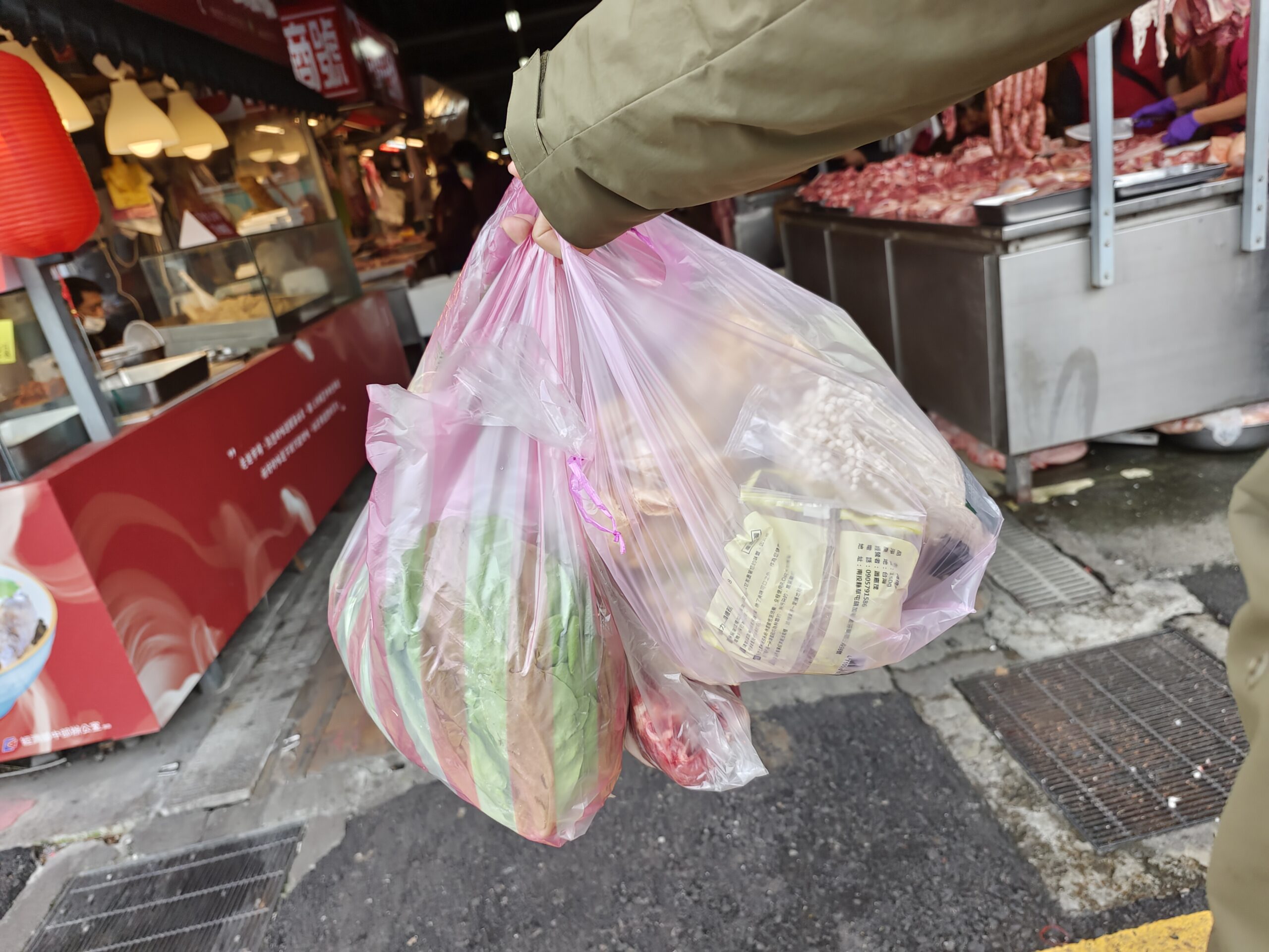 花蓮菜市場「重慶市場」豬肉攤推薦「五路發豬肉店」低溫冷藏價格透明，還有提供花蓮酒糟豬。賀田菇菇的鋪子，花蓮買香菇找這家