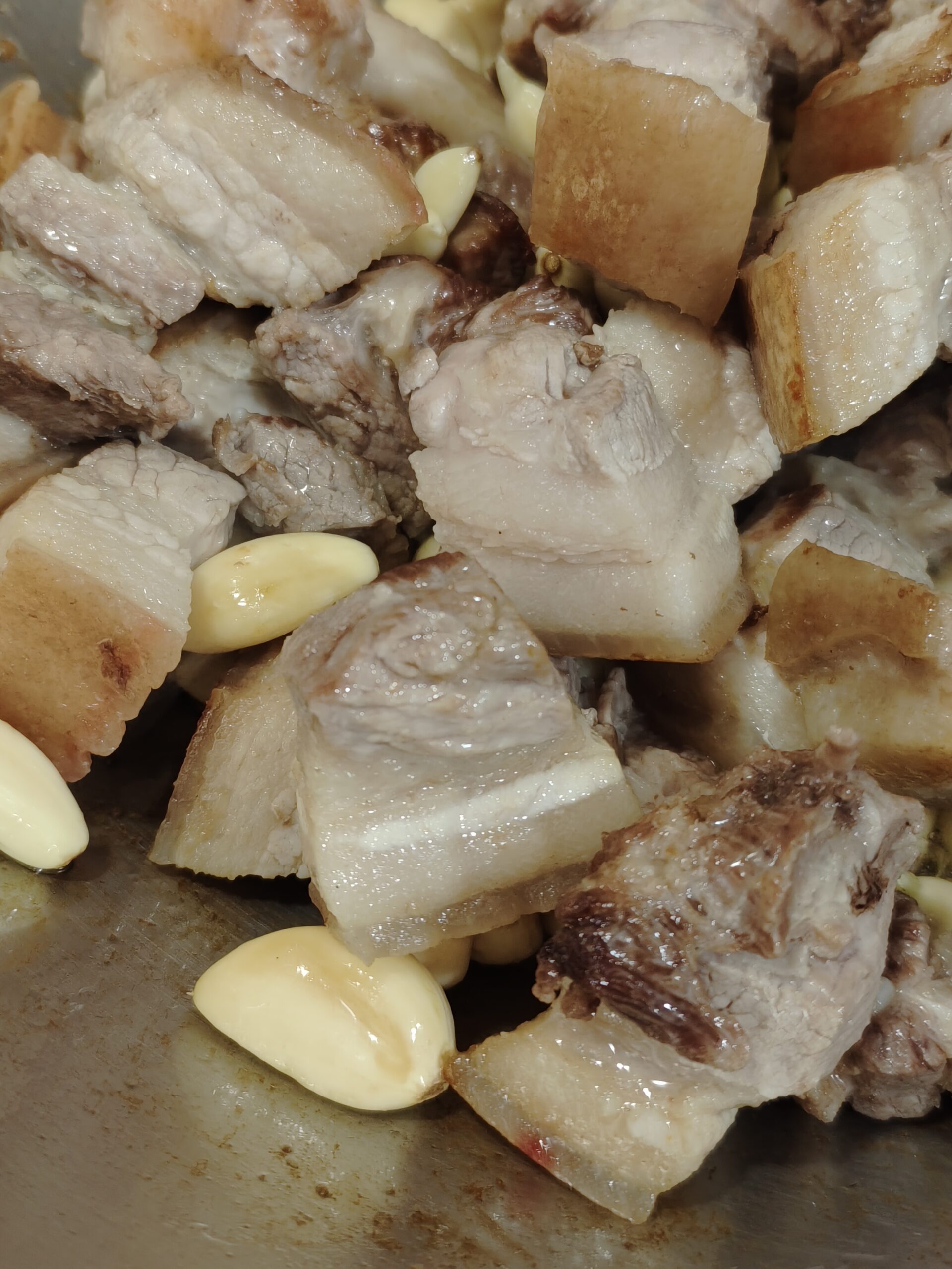 花蓮菜市場「重慶市場」豬肉攤推薦「五路發豬肉店」低溫冷藏價格透明，還有提供花蓮酒糟豬。賀田菇菇的鋪子，花蓮買香菇找這家