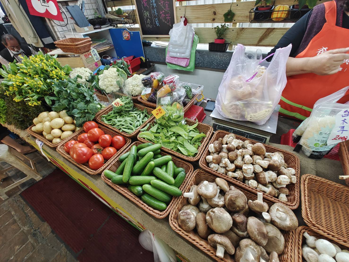 花蓮菜市場「重慶市場」豬肉攤推薦「五路發豬肉店」低溫冷藏價格透明，還有提供花蓮酒糟豬。賀田菇菇的鋪子，花蓮買香菇找這家