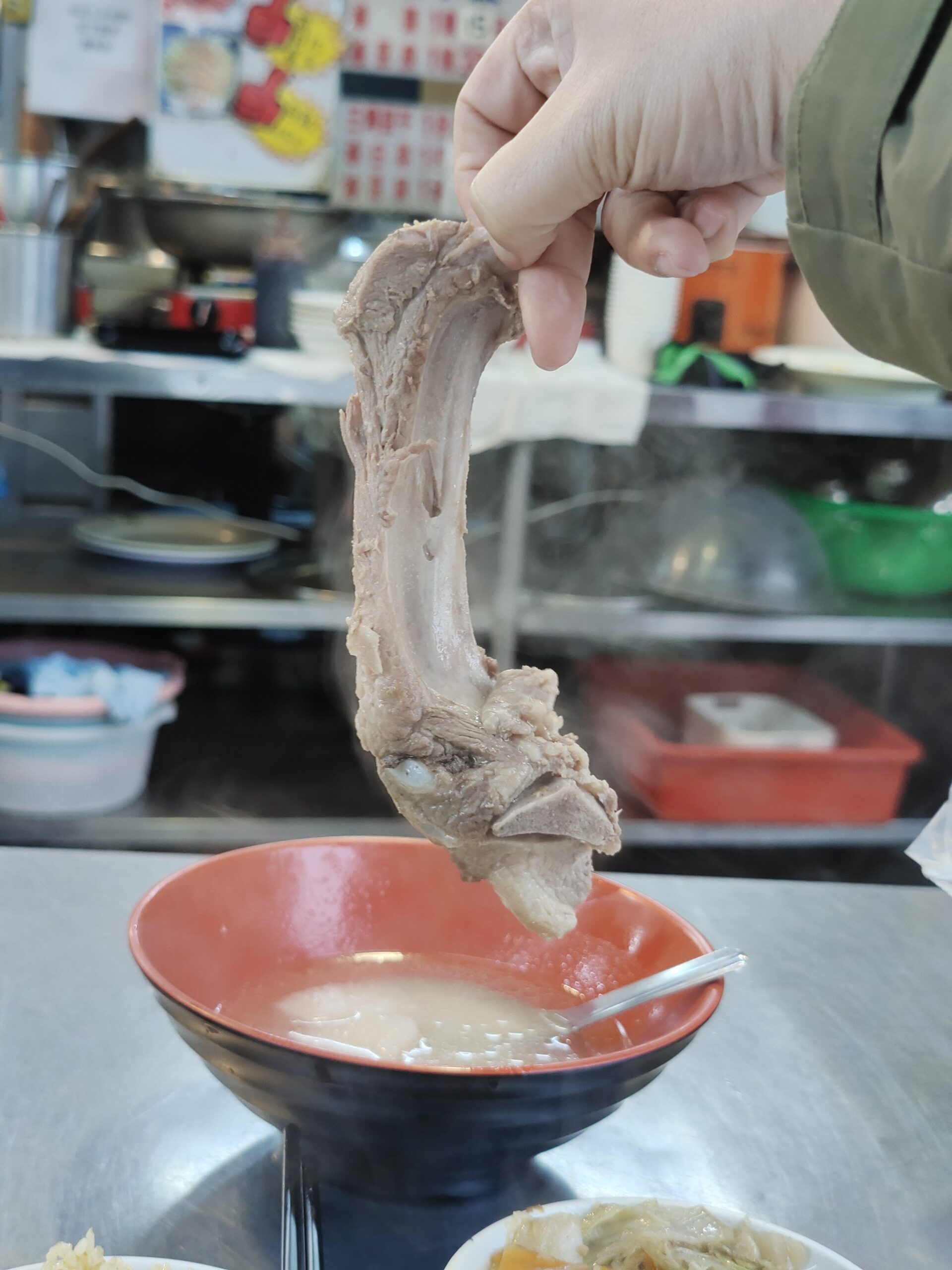 [龍山寺美食]阿豆師原汁排骨湯「老闆無法算，大家慢慢算」50年老店的幽默，哪到底要怎麼算呢? 萬華美食